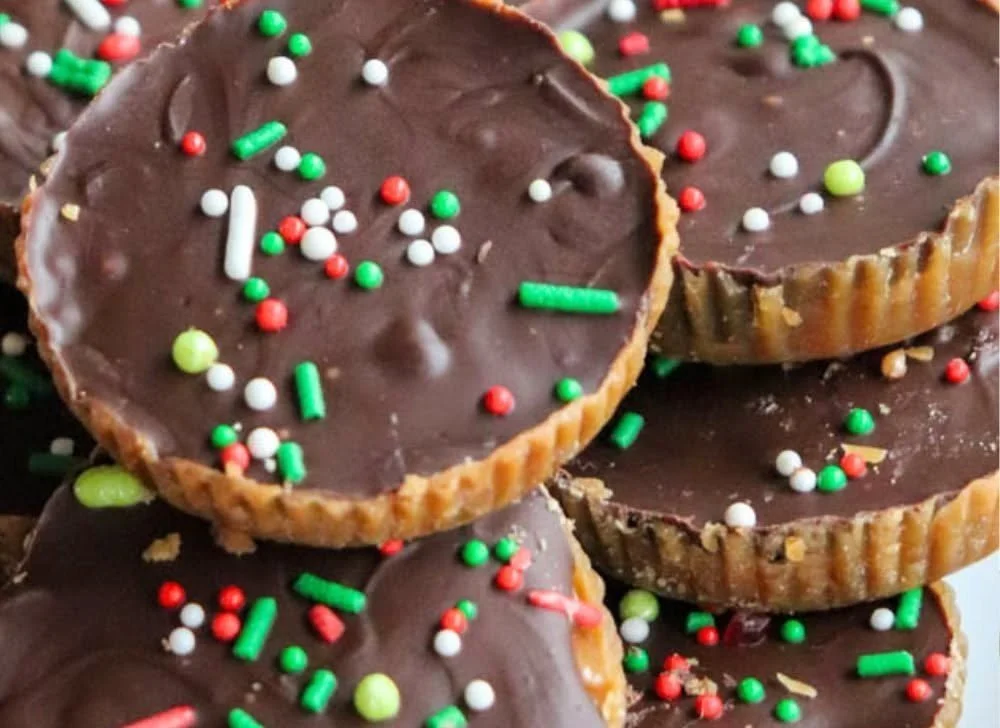 Ritz Cracker with Reese's Peanut Butter Cups | Ritz Cracker Candy with Peanut Butter Cups, Cookies with Ritz Crackers, Best Holiday Dessert Recipes